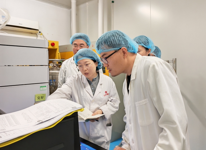 图为第一检查分局执法人员对企业阿胶特征多肽的鉴别并检查含量测定图谱。（田松林 摄）