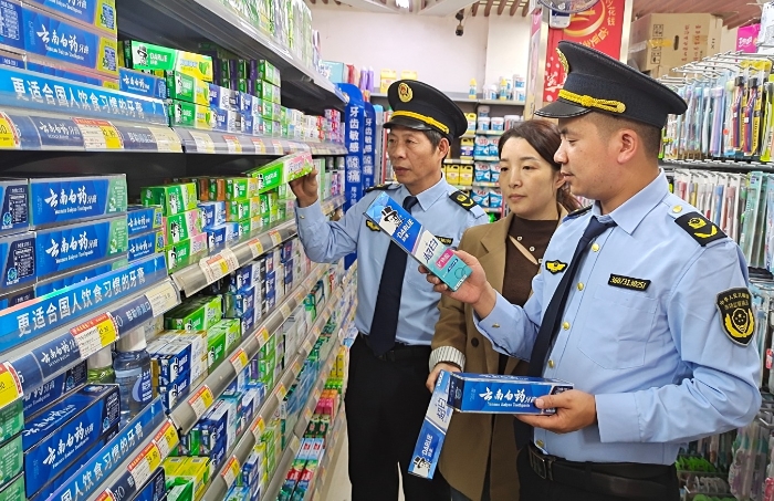 图为4月10日该局执法人员在一家超市检查牙膏的标签标识是否符合要求。（王雨林 王彦君 摄）