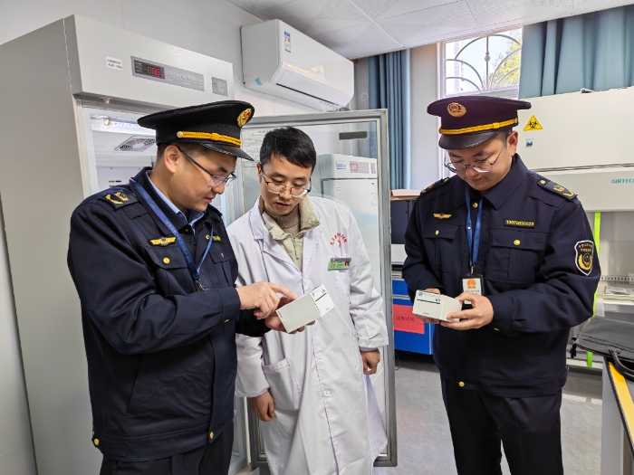 图为光泽县市场监管局执法人员在李坊乡卫生院检验科检查体外诊断试剂的有效期。（吴佳敏 摄）