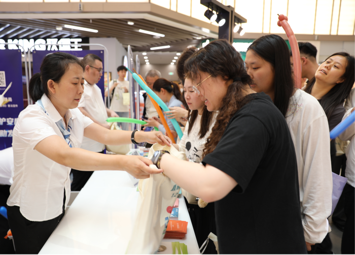 图为吉林省药品举报中心工作人员在长春市举办新修订《药品管理法实施条例》宣贯活动。 图为吉林省药品举报中心工作人员在长春市举办新修订《药品管理法实施条例》宣贯活动。