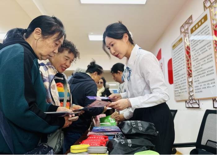 图为吉林省药品举报中心联合社区开展“药品安全科普讲堂”活动。 图为吉林省药品举报中心联合社区开展“药品安全科普讲堂”活动。