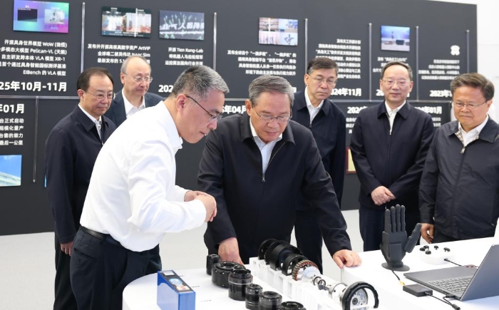 5月18日,中共中央政治局常委、国务院总理李强在北京调研。这是李强在北京人形机器人创新中心有限公司听取智能机器人技术创新和产业发展介绍。新华社记者 黄敬文 摄 5月18日,中共中央政治局常委、国务院总理李强在北京调研。这是李强在北京人形机器人创新中心有限公司听取智能机器人技术创新和产业发展介绍。新华社记者 黄敬文 摄
