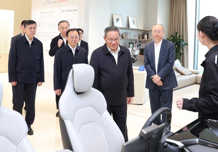 5月18日,中共中央政治局常委、国务院总理李强在北京调研。这是李强在小米汽车科技有限公司调研。新华社记者 黄敬文 摄 5月18日,中共中央政治局常委、国务院总理李强在北京调研。这是李强在小米汽车科技有限公司调研。新华社记者 黄敬文 摄