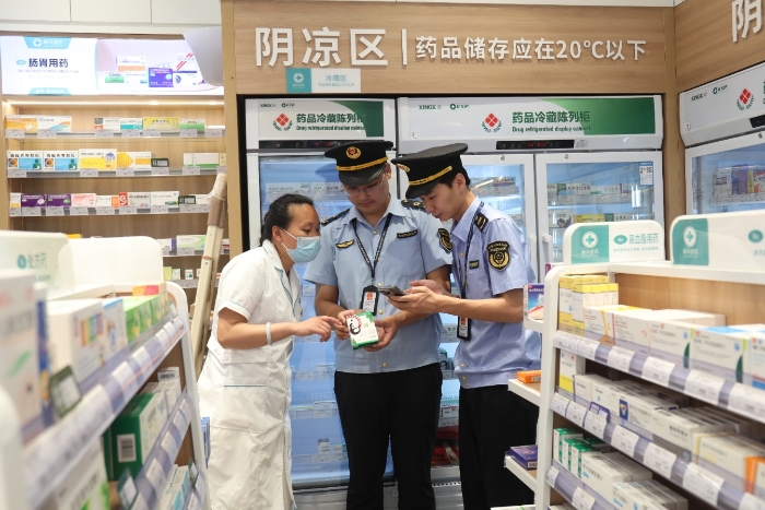 图为6月15日，该局执法人员在一家药店检查药品储存条件是否符合要求。（韩吴琦 摄）