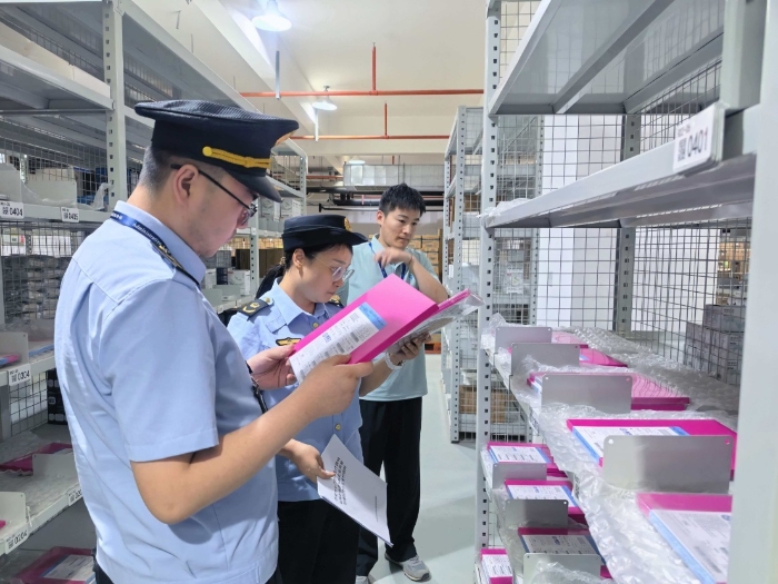 图为该局工作人员在对某医疗器械生产企业原料仓库进行现场检查。(张佩 摄) 图为该局工作人员在对某医疗器械生产企业原料仓库进行现场检查。(张佩 摄)