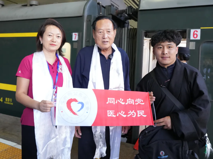 图为“同心·共铸中国心”前期受助群众为赵步长教授和赵菁副董事长献上哈达 图为“同心·共铸中国心”前期受助群众为赵步长教授和赵菁副董事长献上哈达