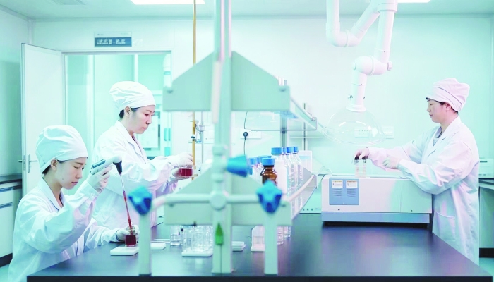 图为百克生物研发团队对鼻喷流感减毒活疫苗样品进行质量检测。 百克生物供图 图为百克生物研发团队对鼻喷流感减毒活疫苗样品进行质量检测。 百克生物供图