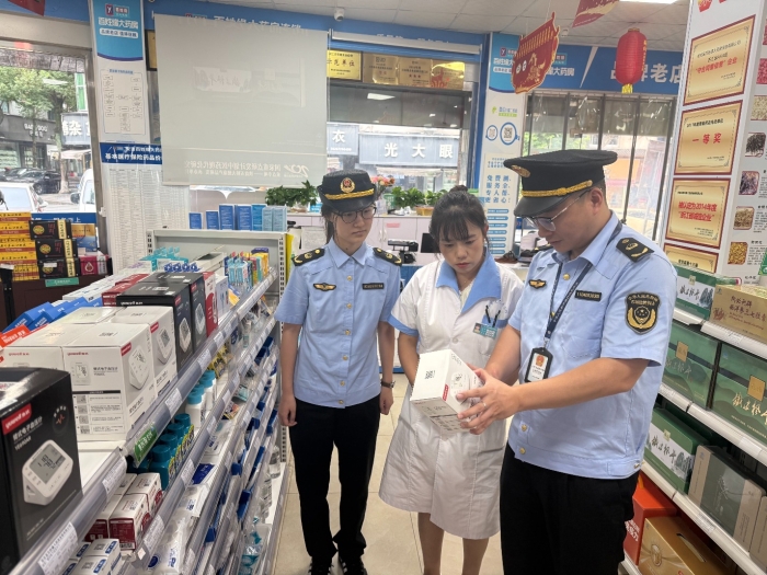 图为该局执法人员对一家药店在售的医疗器械进行现场检查。（陶佳怡 孙建新 摄）