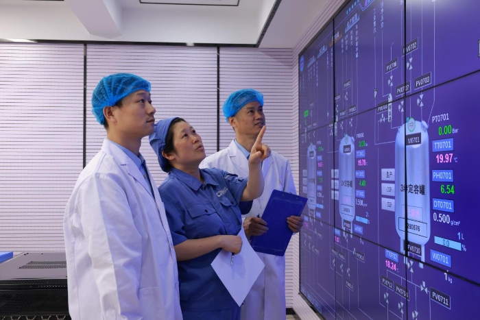 图为第三分局执法人员在一家中药生产企业现场对生产可视化系统进行检查。(徐楠楠 摄) 图为第三分局执法人员在一家中药生产企业现场对生产可视化系统进行检查。(徐楠楠 摄)