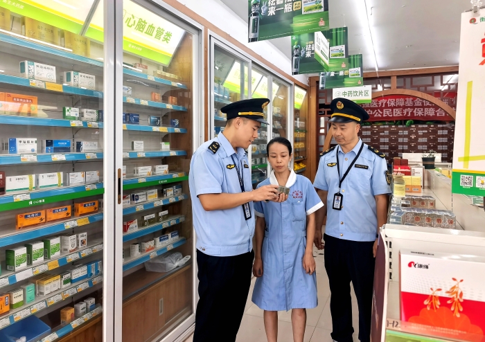 图为该局执法人员在一家药店通过检查药品的外包装核查药品质量。(胡瑞 文光辉 摄) 图为该局执法人员在一家药店通过检查药品的外包装核查药品质量。(胡瑞 文光辉 摄)