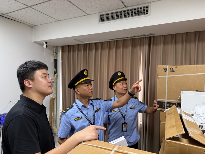 图为8月25日,该局执法人员在一家医疗器械经营单位检查医疗器械存储和各类记录情况。(韩吴琦 摄) 图为8月25日,该局执法人员在一家医疗器械经营单位检查医疗器械存储和各类记录情况。(韩吴琦 摄)