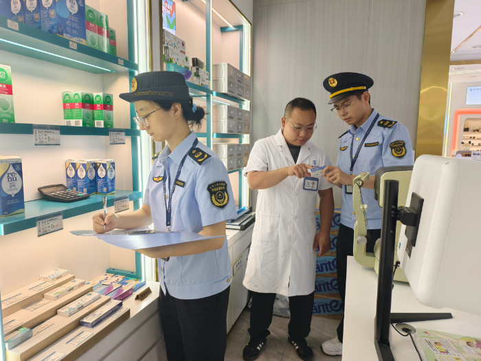 图为该局执法人员在一家眼镜店内核查其经销的隐形眼镜的相关信息。（李瑶 孙建新 摄）