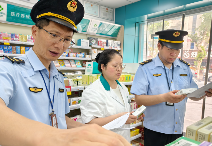 图为该局执法人员正在一家药店对其在售药品进销货记录及外包装标注的相关信息进行仔细核查。（朱珍利 孙建新 摄）