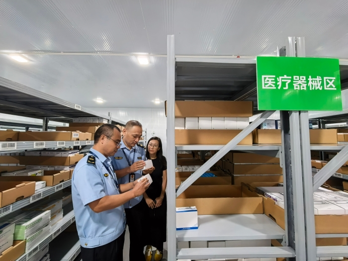 执法人员在一家医疗器械经营企业仓库开展现场检查。(通讯员何正君 摄) 执法人员在一家医疗器械经营企业仓库开展现场检查。(通讯员何正君 摄)