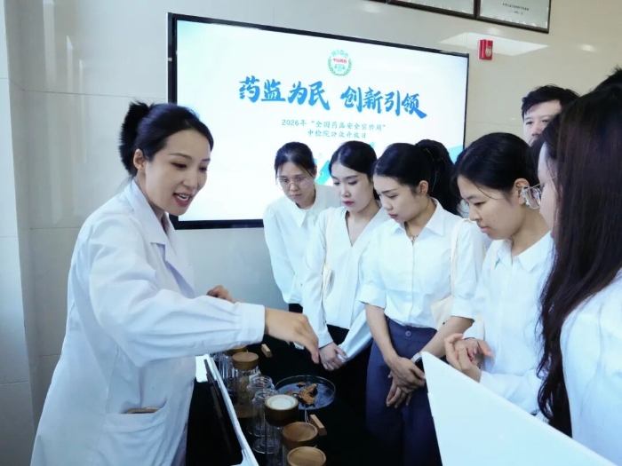 图为中药所人员介绍中药材正品与伪品的鉴别方法。