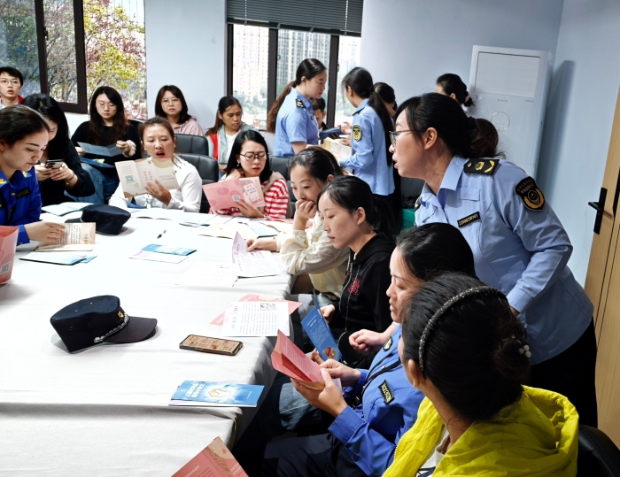 图为9月20日，宣讲人员向社区干部群众发放宣传资料并开展宣讲活动。（王浩南 通讯员 文光辉 摄）