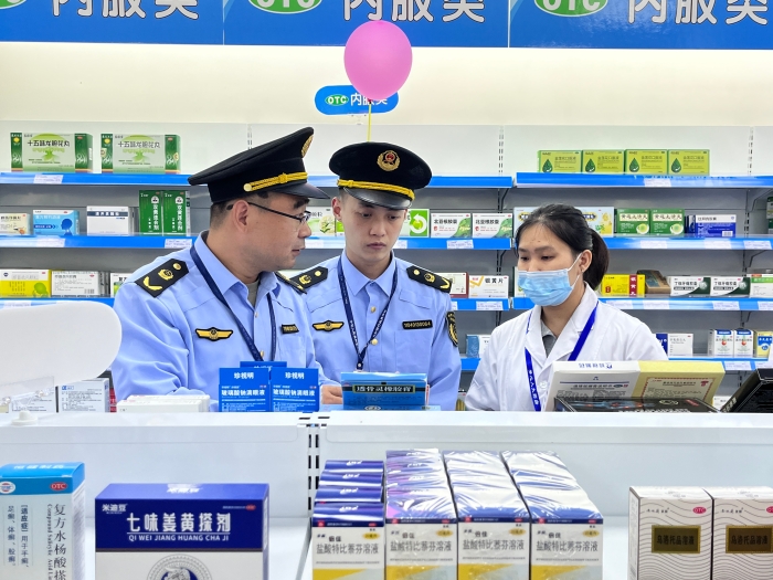 图为近日,该局执法人员正在一家药店检查药品质量状况。(朱珍利 孙建新 摄) 图为近日,该局执法人员正在一家药店检查药品质量状况。(朱珍利 孙建新 摄)
