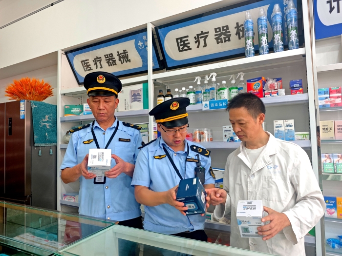 图为10月12日,该局执法人员在一家医疗器械销售单位通过检查血压仪的标签标识核查医疗器械质量。 (李朽 文光辉) 图为10月12日,该局执法人员在一家医疗器械销售单位通过检查血压仪的标签标识核查医疗器械质量。 (李朽 文光辉)