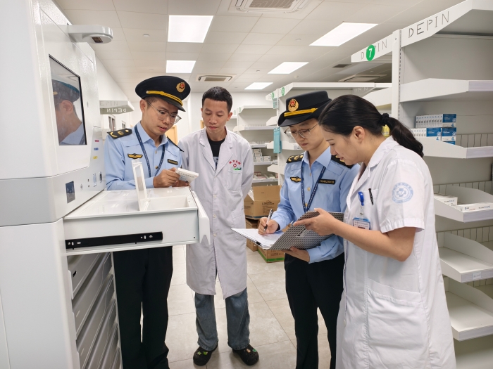 图为该局执法人员在一家医院药房内核查药品的储存情况。(李瑶 孙建新 摄) 图为该局执法人员在一家医院药房内核查药品的储存情况。(李瑶 孙建新 摄)